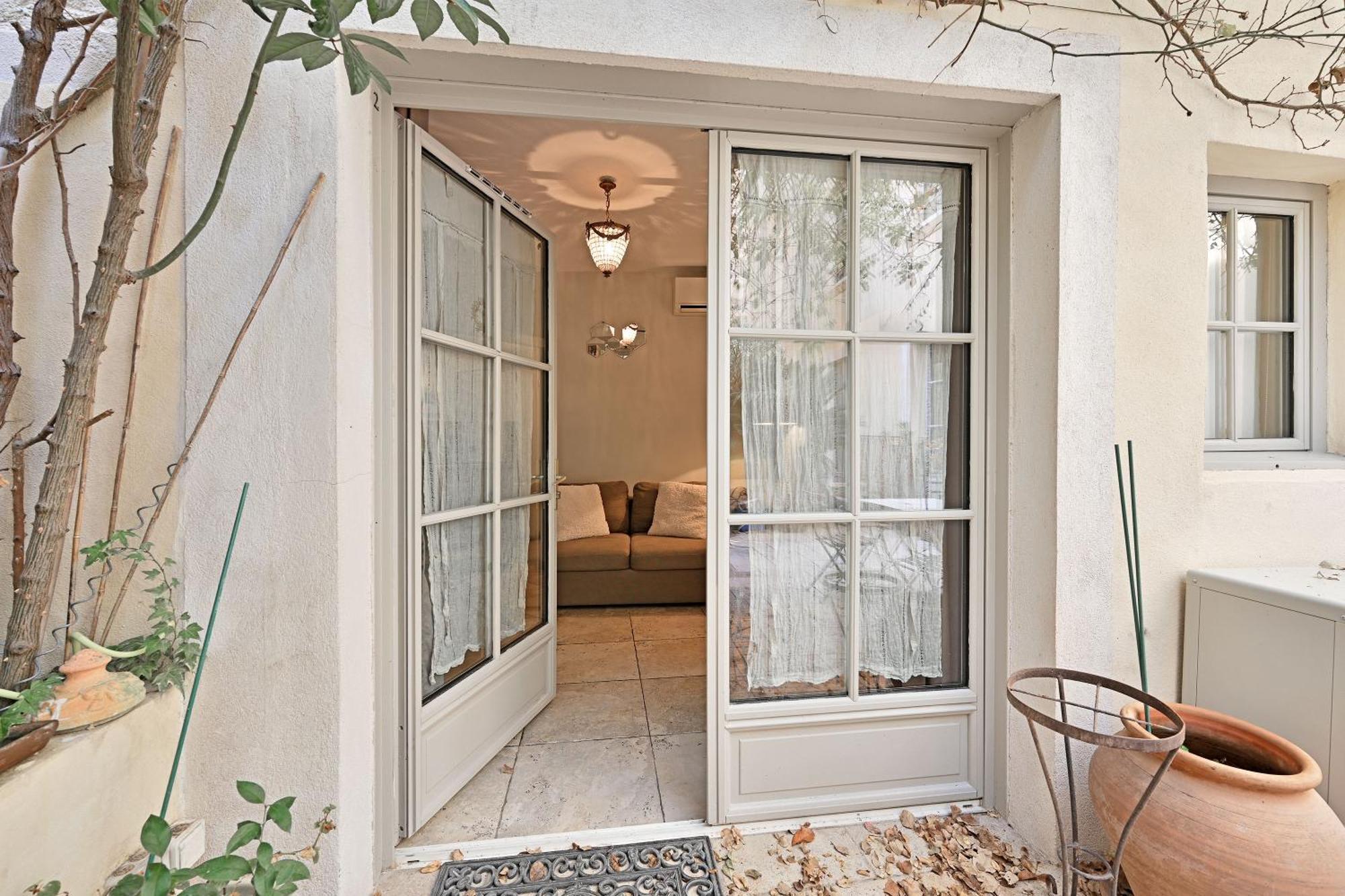 Au Coeur Des Papes, Dans Batisse De Charme Studios & Appartements En Coeur De Ville Avignon Exterior foto